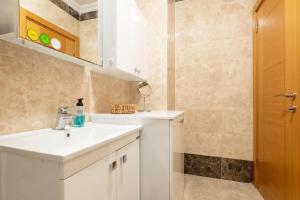 ein Bad mit einem Waschbecken und einer Dusche in der Unterkunft Central Location and a Pleasant Balcony in Maltepe in Istanbul