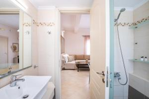 Koupelna v ubytování Mystique Apartment + 26 fotografií