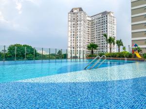 een zwembad voor twee hoge gebouwen bij Căn hộ Orchard Parkview - Tan Son Nhat Airport Homestay in Ho Chi Minh-stad