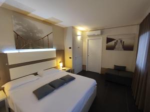 A bed or beds in a room at Therra Lodge