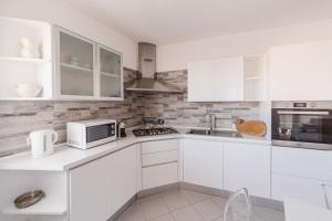 A kitchen or kitchenette at Isola Che Non C'é Trilocale Casa Vacanze 80 mq con Terrazza La Maddalena Sardegna