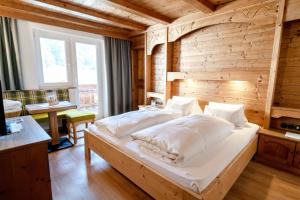 Postel nebo postele na pokoji v ubytování Alpen Gasthof Apartments Hohe Burg