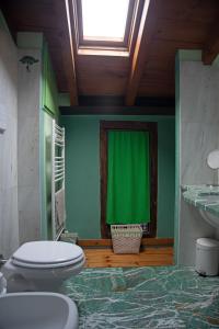 A bathroom at Casa Dolce Casa Alzaia Grande