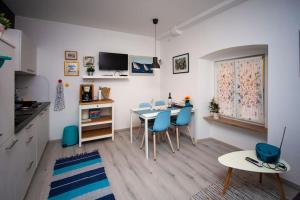 sala de estar con mesa y sillas azules en Apartment Kiara Šibenik, en Šibenik