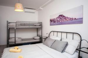 1 dormitorio con 1 cama y 1 litera en Apartment Kiara Šibenik, en Šibenik