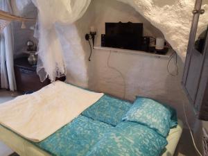 een klein bed in een kamer met een raam bij Villa Romantica in Parikia