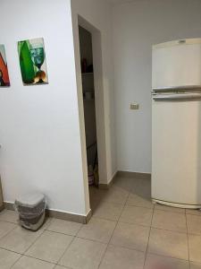 een kamer met een koelkast en een tegelvloer bij Hermoso departamento con parrillero. Zona Centro in Rosario