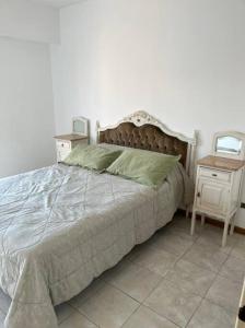 een slaapkamer met een bed en twee nachtkastjes bij Hermoso departamento con parrillero. Zona Centro in Rosario