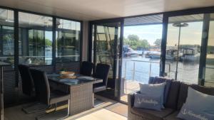 Posezení v ubytování Hausboot La Mare Sonja