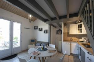 Kuchyňa alebo kuchynka v ubytovaní Maison pour 4 pers - Terrasse - 300m de la plage + 10 fotografií