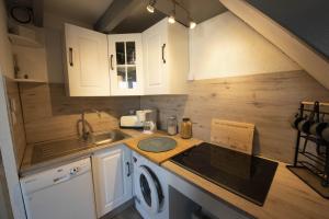 Kuchyňa alebo kuchynka v ubytovaní Maison pour 4 pers - Terrasse - 300m de la plage