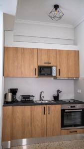 Cuisine ou kitchenette dans l'établissement Athens Glance Apartments