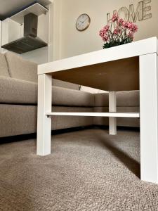 un tavolino bianco in soggiorno con divano di APARTAMENTO PLAZA ESPAÑA a Écija
