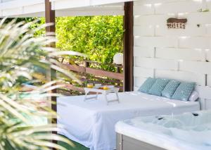 een patio met een witte tafel en een stoel bij Maratho Villa, nature wellness experience, By ThinkVilla in Xiron Chorion