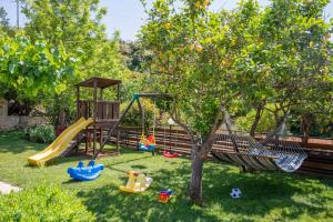 Ο χώρος παιχνιδιού για παιδιά στο Maratho Villa, nature wellness experience, By ThinkVilla
