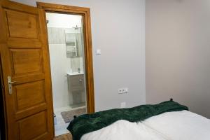 Postel nebo postele na pokoji v ubytování Kolibri Apartman - Makó