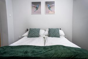 Postel nebo postele na pokoji v ubytování Kolibri Apartman - Makó