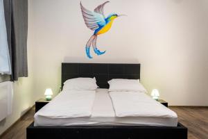 Postel nebo postele na pokoji v ubytování Kolibri Apartman - Makó