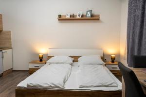 Postel nebo postele na pokoji v ubytování Kolibri Apartman - Makó