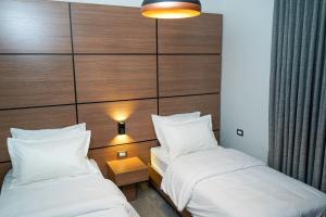 Tempat tidur dalam kamar di flamingo hotel irbid
