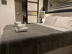 sypialnia z dużym łóżkiem z ręcznikami w obiekcie Jz Plus Picasso w mieście Rodos