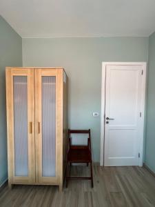 Habitación con armario y silla junto a una puerta en Bed & Breakfast Descanso y Relax, en Puerto del Rosario