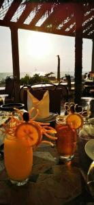 una mesa con vasos de jugo de naranja en ella en Al-Borg Hotel, en Jazan