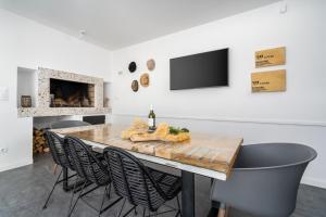 Una televisión o centro de entretenimiento en Villa Zen with 4 bedrooms, private 32 sqm pool, summer kitchen, 7 km from the beach