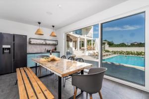 La alberca dentro o cerca de Villa Zen with 4 bedrooms, private 32 sqm pool, summer kitchen, 7 km from the beach