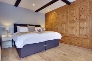 um quarto com uma cama grande e armários de madeira em 10 Westgate Street Southampton em Southampton