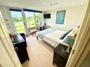 Tempat tidur dalam kamar di A secluded self contained Country Suite with a view - parking, easy access to Bath