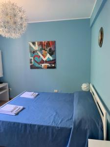 a blue bedroom with a bed with a blue sheet at Sea House in San Giorgio