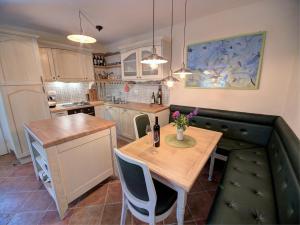 Una cocina con una mesa y un comedor. en NEVITA, en Novi Vinodolski