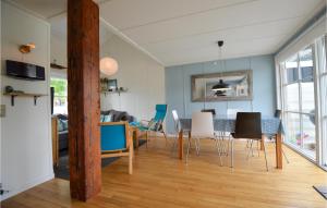 ein Esszimmer und ein Wohnzimmer mit einem Tisch und Stühlen in der Unterkunft Beach Front Home In Ebeltoft With Kitchen in Ebeltoft