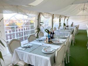 Restauracja lub miejsce do jedzenia w obiekcie Spacious House with Private Pool in Torre-Pacheco