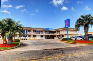 a hotel with a parking lot and a no parking sign at Motel 6-Slidell, LA - New Orleans in Slidell