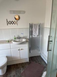 Ein Badezimmer in der Unterkunft Holbeck Garden Villa