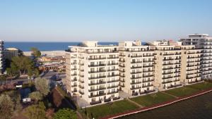una vista aerea di un grande condominio bianco di Apartament Deluxe Solid Butoaie a Mamaia