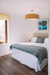 1 dormitorio blanco con 1 cama grande en una habitación en Frances' Sketch Pad with Hot Tub en Fort William