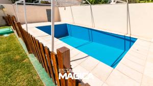 una piscina de agua azul en un patio en Quinta Montecaseros en San Rafael