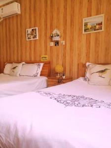 Beijing Badaling Great Wall Caos Courtyard Hostel 1VIP service 2Ancient style Chinese yard 3 only 15 minutes walk to the Badaling Great Wall 4 be your free advisor 5 offer private guided tour 6 experience local food and culutre客房内的一张或多张床位