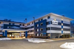 ミネトンカにあるラ キンタ イン ＆ スイーツ ミネアポリス ミネトンカの青と白の建物を持つホテル