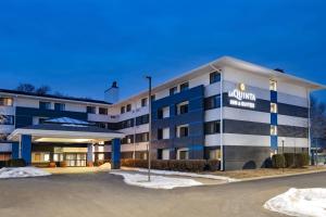 un hotel con un edificio blu e bianco di La Quinta by Wyndham Minneapolis-Minnetonka a Minnetonka