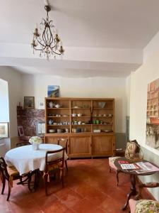 een woonkamer met een tafel en een kast bij Le Relais d'Affiac in Peyriac-Minervois