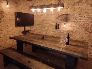A television and/or entertainment centre at Napraszállás Vendégház