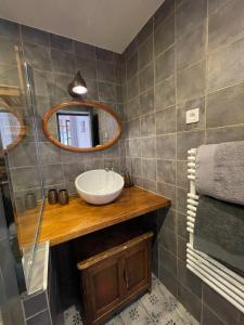La salle de bains est pourvue d'un lavabo et d'un miroir. dans l'établissement Château du Vigny - Maison d'hôtes, à Saint-Michel-de-Maurienne