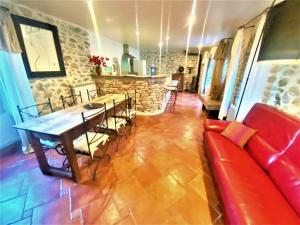 Χώρος καθιστικού στο Gîte de groupe 18p-9ch OU 3 gîtes indépendants 6p-3ch - PATIO et PISCINE INTERIEURE CHAUFFEE TOUTE L'ANNEE