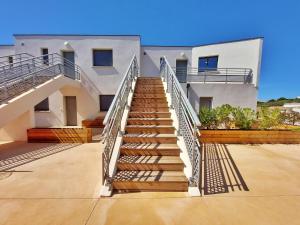 eine Treppe, die zu einem Gebäude mit einer Treppe führt in der Unterkunft Appartement MILLA - Terrasse - Wifi - Clim - PORTICCIO in Porticcio