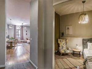 Posedenie v ubytovaní Budapest True Gem Downtown next to Synagogue and Gozsdu garden area