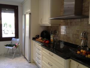 Kuchnia lub aneks kuchenny w obiekcie STUNNING 175 m2 APARTMENT with TERRACE and JACUZZI